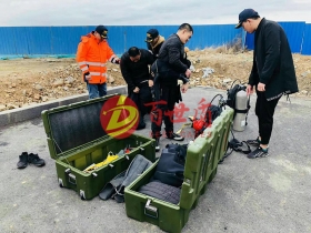 <

{$item[title]}>